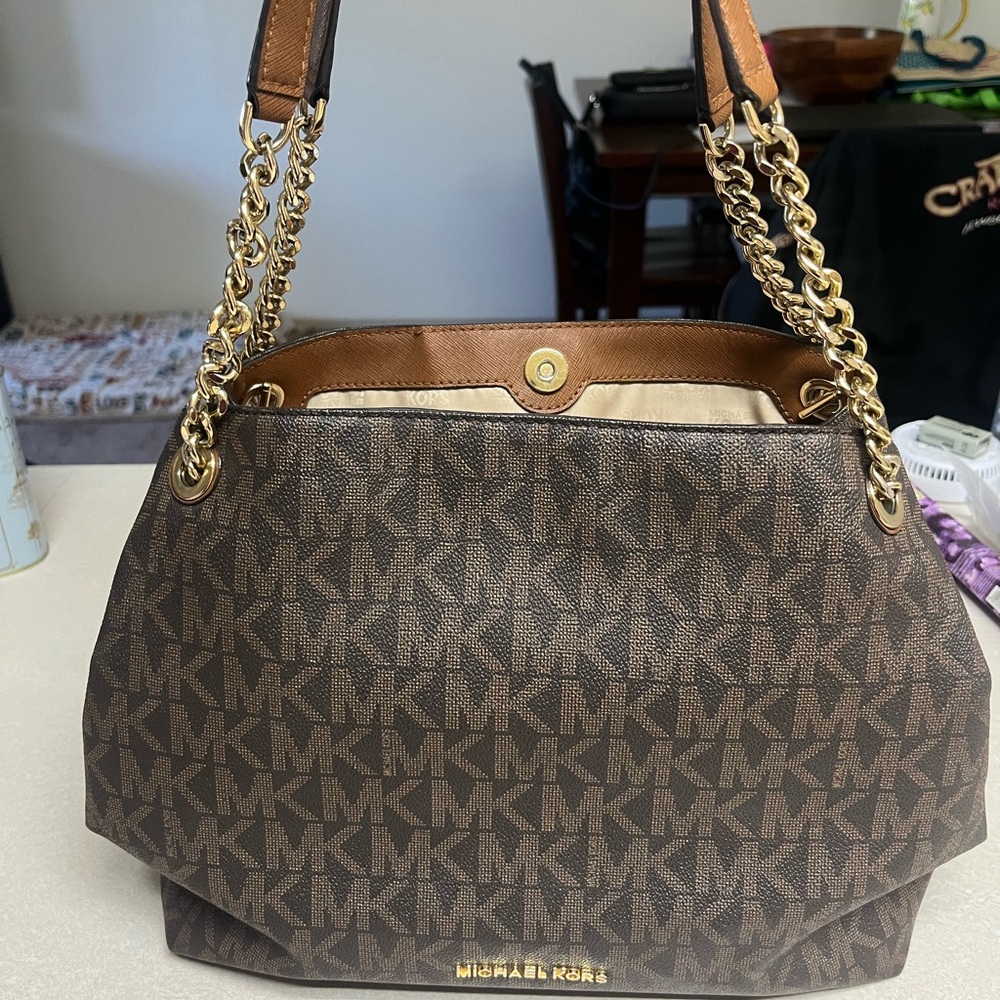 Michael Kors shoulder bag, has 3 separate compartments for all your goodies.